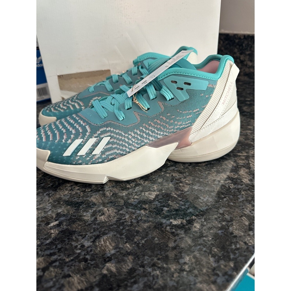 ADIDAS  D.O.N. ISSUE 4 GRADE SCHOOL BASKETBALL SHOES SIZE 7 Men's. Ladies 8. NWB